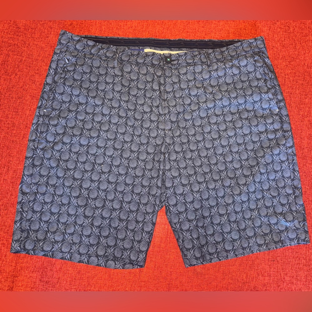 👉🏼Like New👈🏼 Tommy Bahama Palm Trio in Fog Grey 
New: $128 Size 42